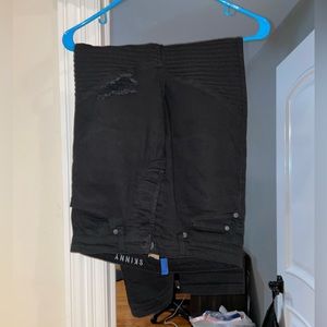 H & M Black sim my ripped jeans. Good for the drip.